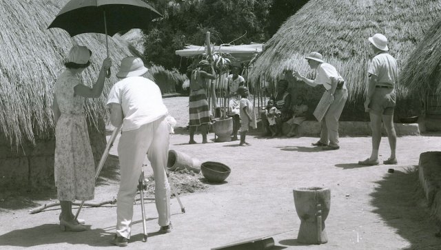 Gammelt bilde av misjonærer som tar bilder