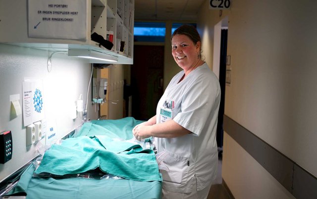 Dame i sykehusuniform