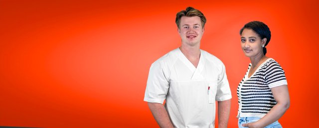 Gutt i sykepleieruniform og jente med stripete genser