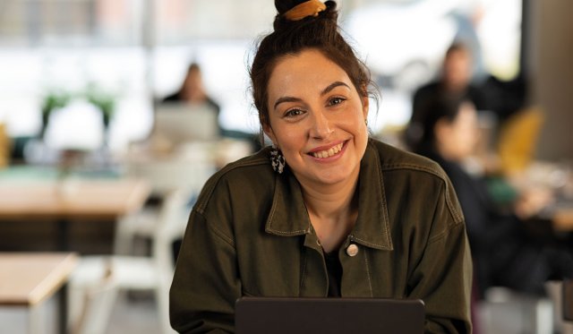 Studenter ler og koser seg mens de studerer