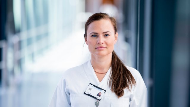 Bilde av sykepleier med brunt hår