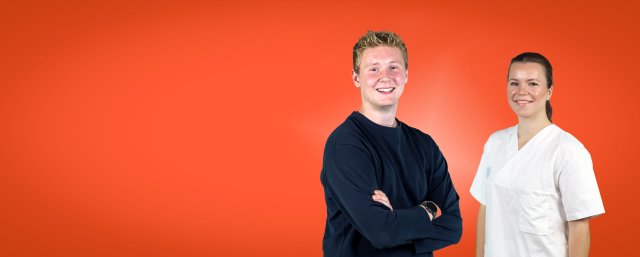 Jente i sykepleieruniform og gutt med blå genser