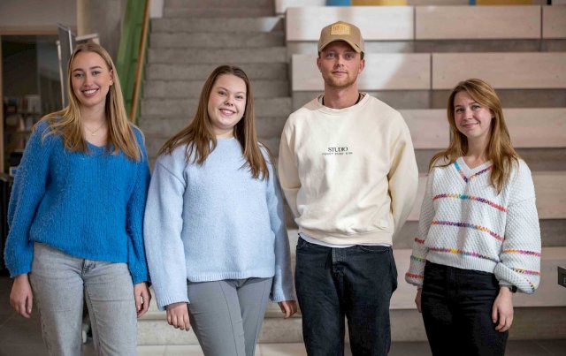 Fire studenter ved VID stående ved siden av hverandre.