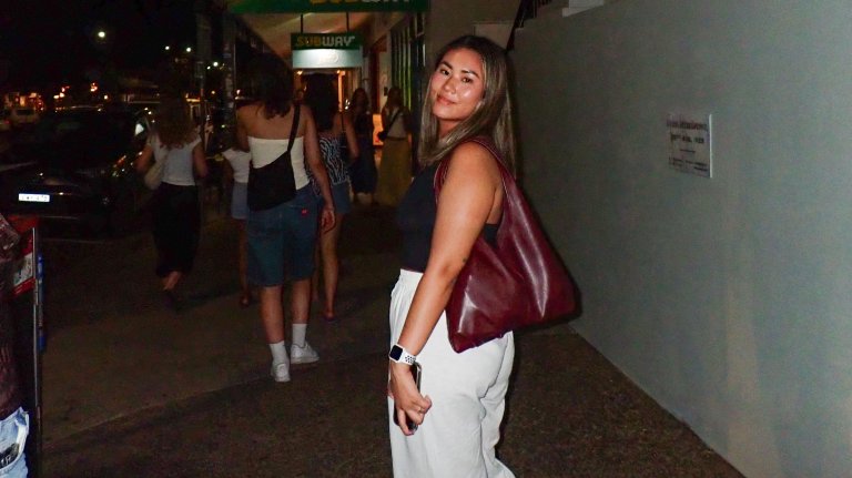 Tanja går langs gaten