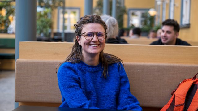 portrett av Sofie sittende i atriet ved VID