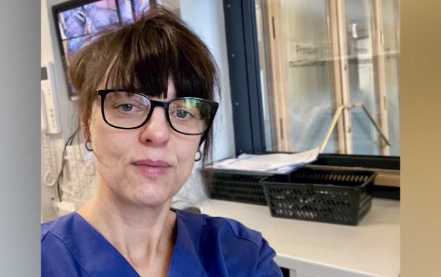 Mørkhåret dame med briller tar en selfie