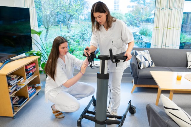 To studenter øver på å bruke prekestol